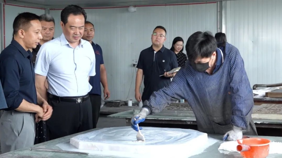 洛陽偃師區委書記彭仁來走進萬堂磚雕生產工廠調研